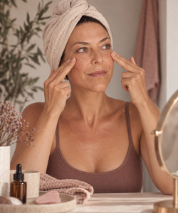Mujer realizando ejercicios de yoga facial